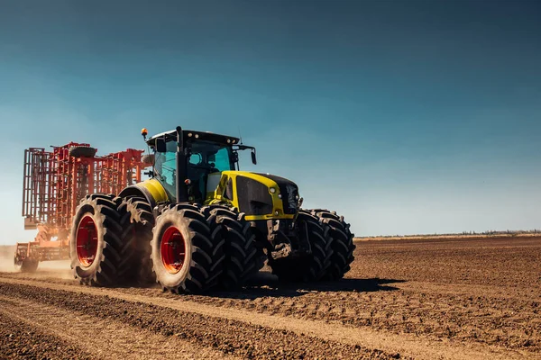 Traktor Előkészítése Föld Következő Szezonban — Stock Fotó