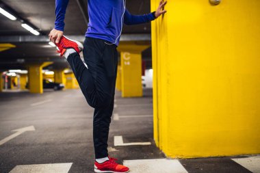 Bacak germe egzersiz yaptıktan sonra bir adam düşük açılı.