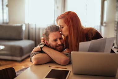 Genç çift evde birlikte vakit zevk portresi.