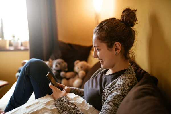 Söt Ung Tonåring Sms Sin Mobiltelefon — Stockfoto