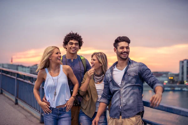 Två Par Sightseeing Staden Känner Sig Glad Full Glädje Och — Stockfoto