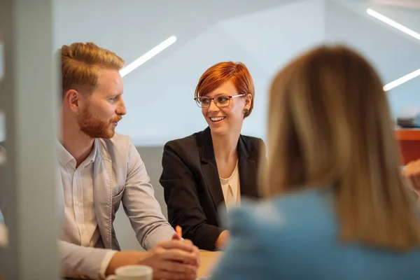 Geschäftsleute Beim Brainstorming Ihrer Neuen Ideen Büro — Stockfoto