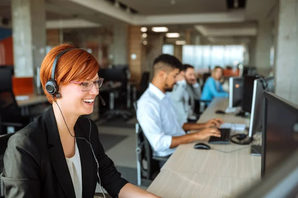 Team Von Geschäftsleuten Die Einem Callcenter Der Linie Arbeiten — Stockfoto