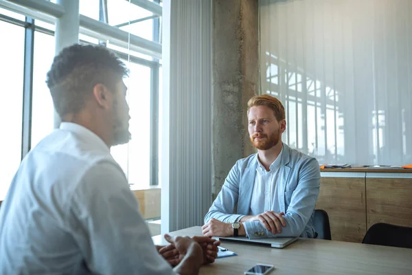 Twee Mannelijke Collega Samen Werken Kantoor — Stockfoto