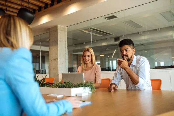 Equipe Empresários Discutindo Seu Trabalho Uma Reunião — Fotografia de Stock