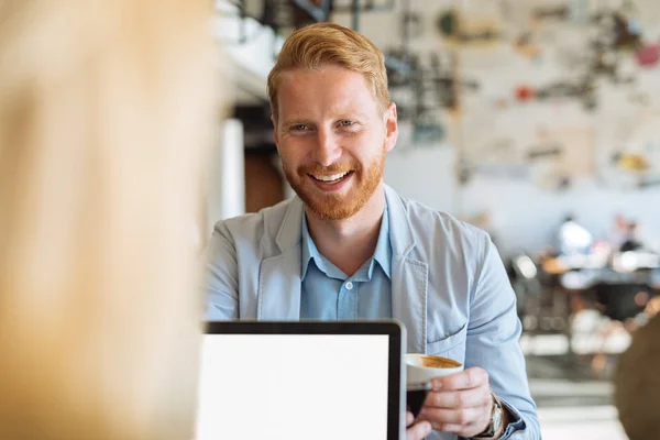 Retrato Jovem Homem Negócios Sorridente Sentado Café Trabalhando Enquanto Bebe — Fotografia de Stock