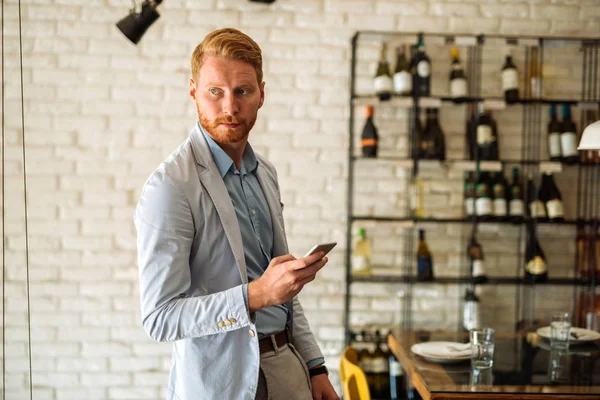 Portrét Podnikatele Pomocí Mobilního Telefonu Kavárně — Stock fotografie