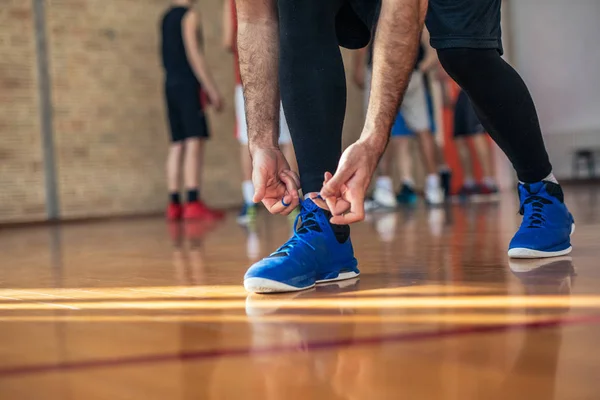 Colpo Giocatore Basket Allacciatura Lacci Sul Campo — Foto Stock