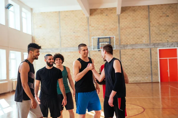 Foto Giocatori Basket Che Accolgono Nuovo Compagno Squadra Sul Campo — Foto Stock