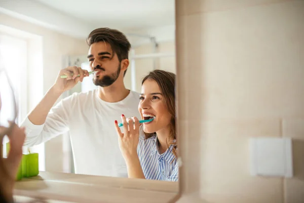 Retrato Jovem Casal Feliz Escovando Dentes Banheiro — Fotografia de Stock