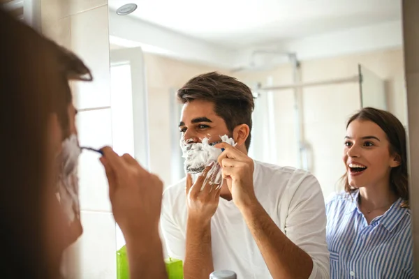 Photo Young Couple Having Fun Bathroom — Stock Photo, Image