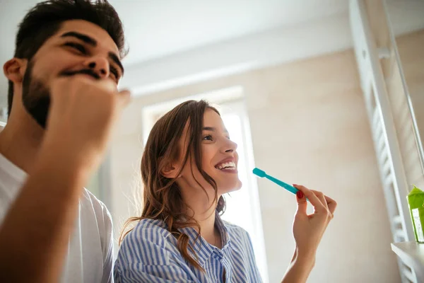 Retrato Casal Feliz Divertindo Enquanto Escova Dentes Banheiro — Fotografia de Stock