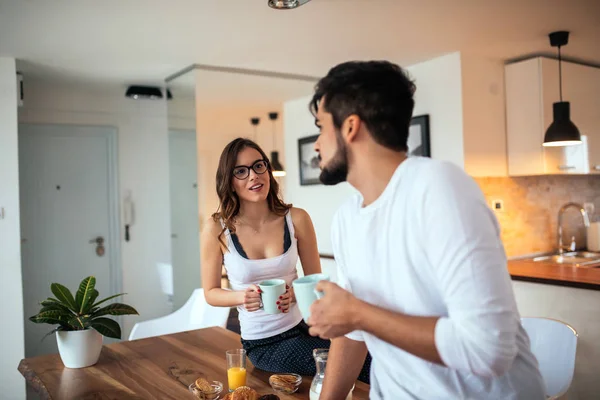 Photo Young Couple Drinking Coffee While Having Breakfast Kitchen — Stock Photo, Image