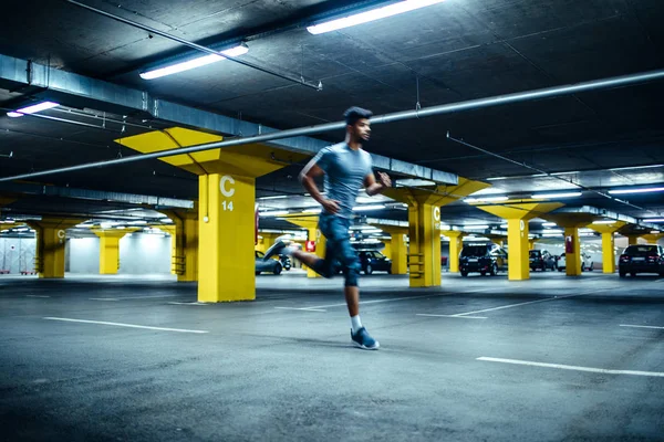 Movimiento Borroso Deportista Afroamericano Corriendo Estacionamiento Subterráneo —  Fotos de Stock