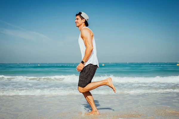 Постріл Усміхненого Молодого Чоловіка Насолоджуючись Бігом Водою Пляжі Спекотний Літній — стокове фото