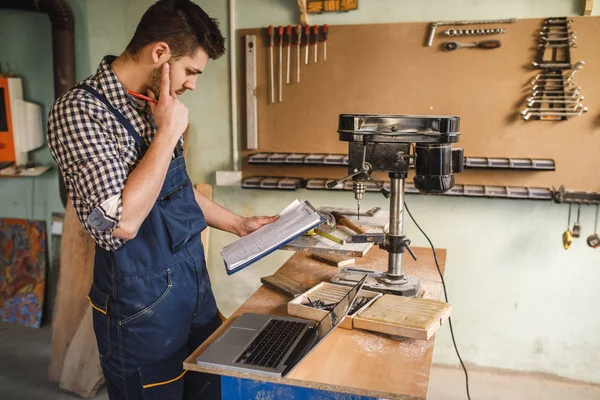 Tiro Jovem Carpinteiro Feliz Gostando Trabalhar Laptop Oficina — Fotografia de Stock