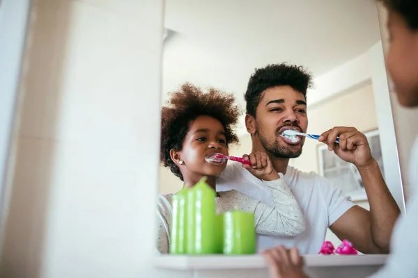 Портрет Афроамериканського Батька Дочки Чистить Зуби Ванній — стокове фото