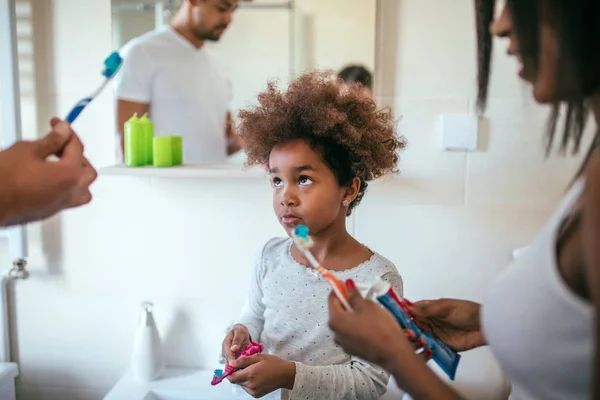 Tiro Família Negra Ensinando Sua Filha Escovar Dentes Banheiro — Fotografia de Stock