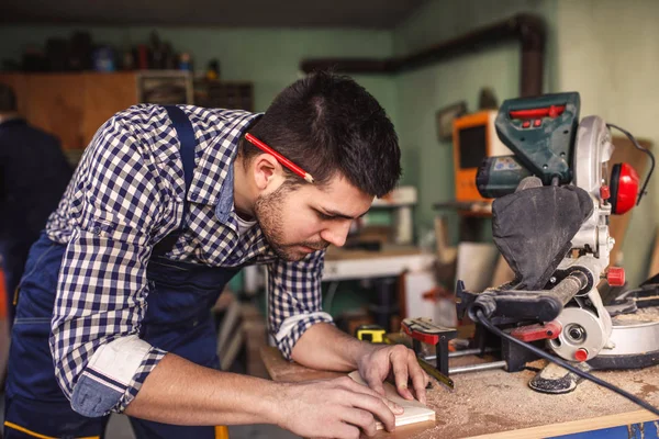 Prise Vue Menuisier Travaillant Avec Une Perceuse — Photo