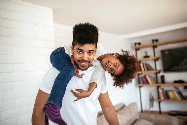 Retrato Una Familia Afroamericana Divirtiéndose Casa —  Fotos de Stock