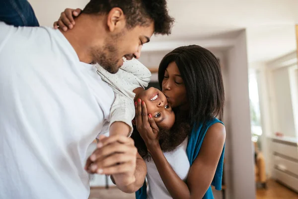 Foto Amar Ligação Família Negra Enquanto Joga Casa — Fotografia de Stock