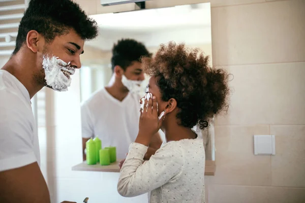 黑色的父亲和女儿的肖像在浴室与剃须泡沫的乐趣 — 图库照片