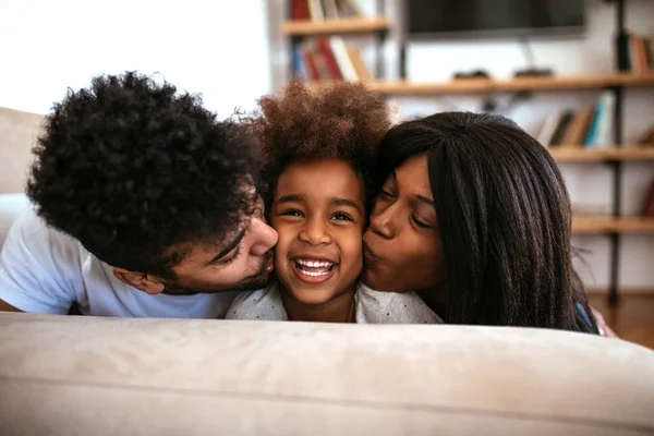 Afro Amerikai Lánya Kapott Lövés Megcsókolja Apa Anya — Stock Fotó