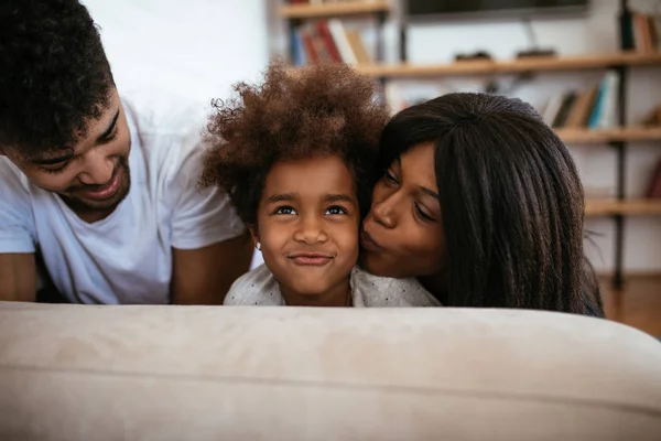 Portret Van Een Gelukkige Afro Amerikaanse Familie Thuis Verlijmen — Stockfoto