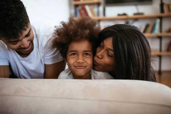 Retrato Una Familia Afroamericana Feliz Vinculación Casa — Foto de Stock