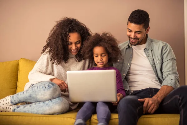 Portret Szczęśliwy African American Rodziny Klejenie Komputera — Zdjęcie stockowe