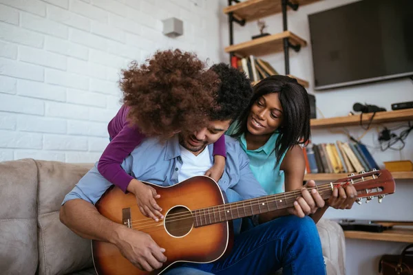 Foto Familia Afroamericana Feliz Tocando Guitarra Cantando Juntos —  Fotos de Stock