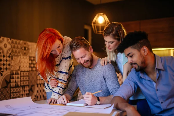 Portret Van Vier Studenten Werken Aan Een Nieuw Project Thuis — Stockfoto