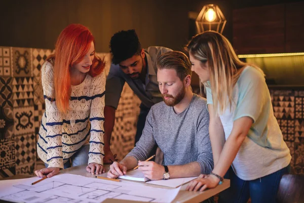 Coup Quatre Jeunes Gens Affaires Travaillant Sur Nouveau Projet Nouvelles — Photo