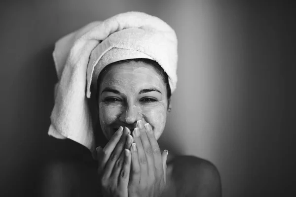 Una Giovane Donna Attraente Con Una Maschera Facciale — Foto Stock