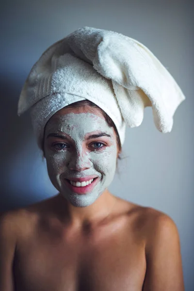 Tiro Cortado Uma Jovem Impecavelmente Bonita Com Máscara Seu Rosto — Fotografia de Stock