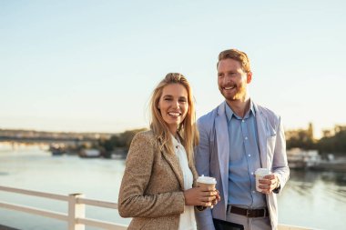Nehir kenarında açık havada kahve içme sırasında toplantı mola zevk arkadaş portresi kapatın.