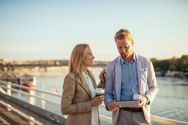 Bir toplantı mı zor çalışma iş adamları nehir kenarında yürüyüş dışında. 