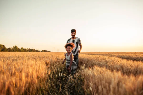 Foto Pai Filha Afro Americanos Correndo Juntos Pelos Campos — Fotografia de Stock