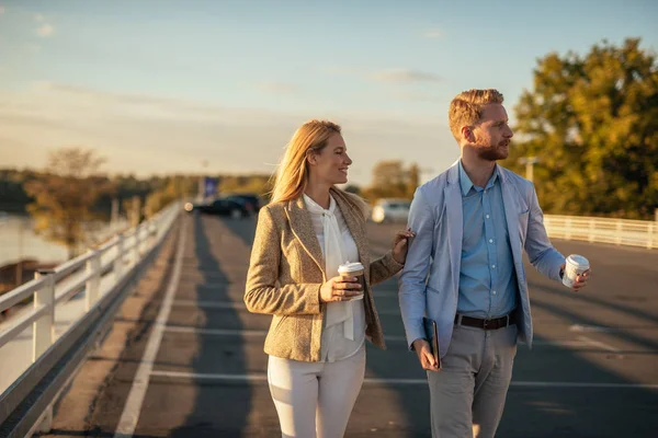 Kolleger Som Nyter Kaffetid Har Utendørsmøte – stockfoto