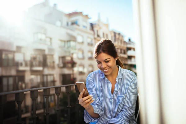 Hermosa Mujer Mensajes Texto Teléfono Mientras Está Sentado Balcón — Foto de Stock