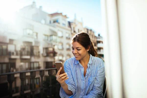 Hermosa Mujer Mensajes Texto Teléfono Mientras Está Sentado Balcón — Foto de Stock