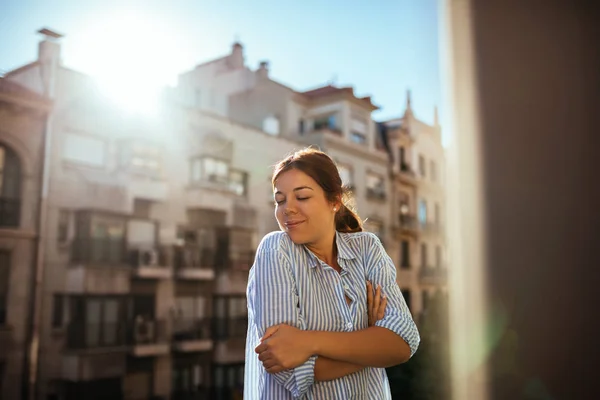 Beautiful Woman Standing Balcony Enjoying Morning — Stock Photo, Image