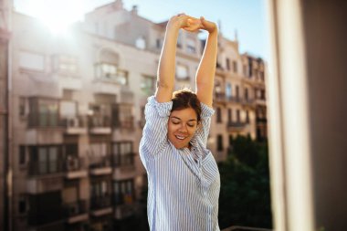 Balkonda germe güzel bir kadın portresi.