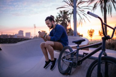 Bir ara yaparken yakışıklı hipster manifatura.