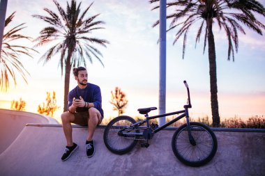 Bir ara yaparken yakışıklı hipster manifatura.