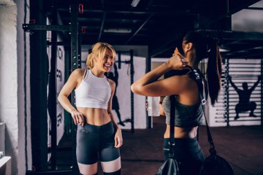Spor salonunda bir egzersiz için hazırlanıyor iki sporcu kadın portresi.
