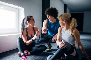 Üç arkadaş ara salonda sohbet sırasında zevk.