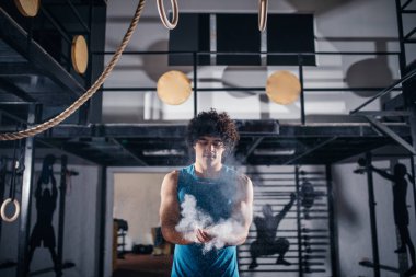 Spor salonunda bir egzersiz için hazırlanıyor yakışıklı bir adam portresi.