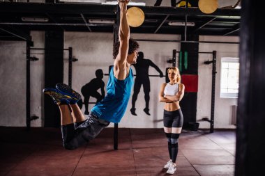 Spor salonunda halkaları üzerinde çalışma dışarı sporcu adam portresi.