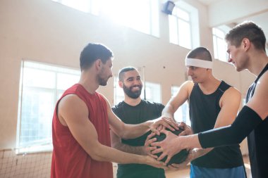 Basketbol oyuncu top bir arada tutan mutlu takım.